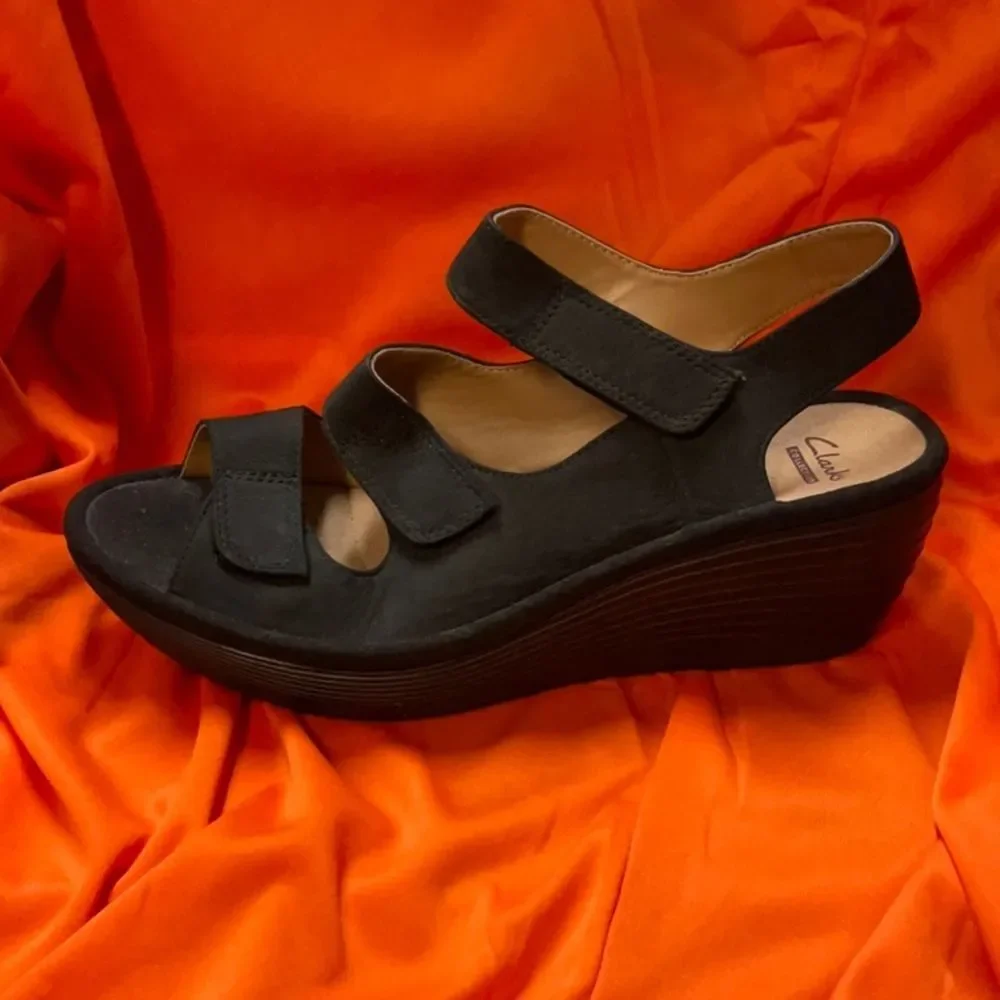 Clarks 7.5 Wide Black Wedge Sandals - NWOT